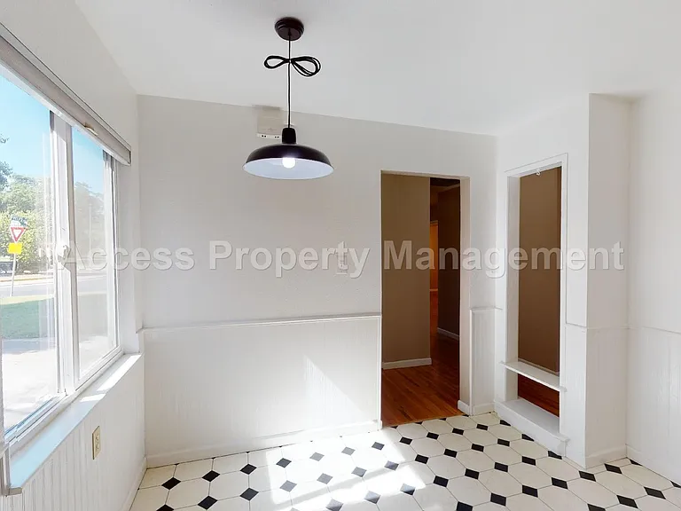 1002 Phelps Ave — Photo 3