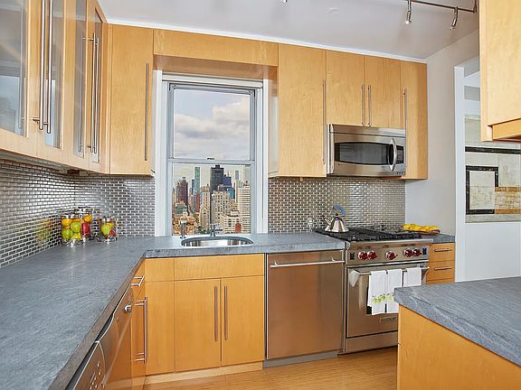 5th image of 300 E 74th St #34CD