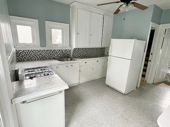 5th image of 71 Unger Ave #1