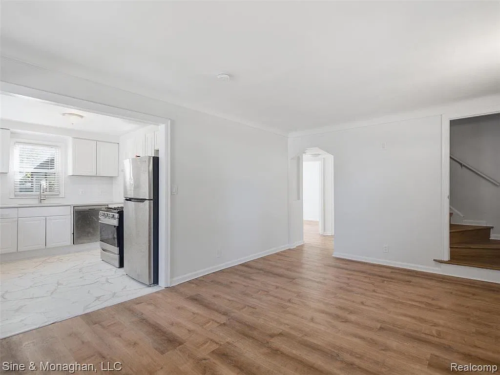3 bed, 2.0 bath, 1123 sqft, $2,195 — Photo 3