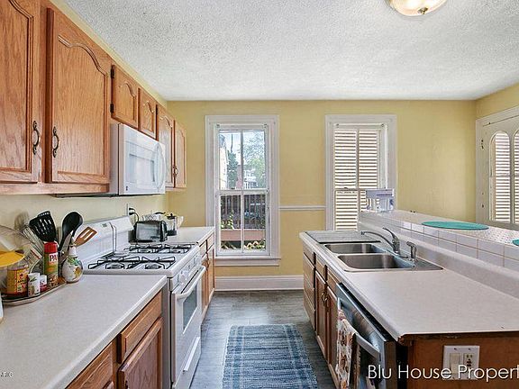 3rd image of 215 Hollister Ave SE