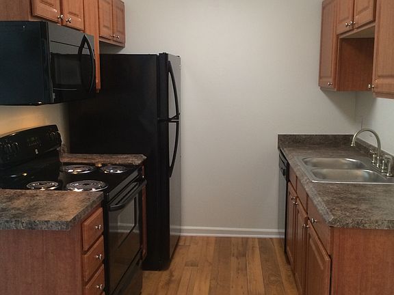 3rd image of 810 Saint Andrews Dr APT M
