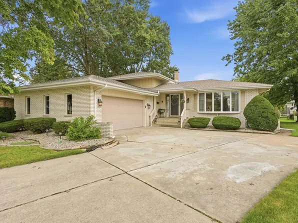 526 Cedar Ct, Munster, IN 46321