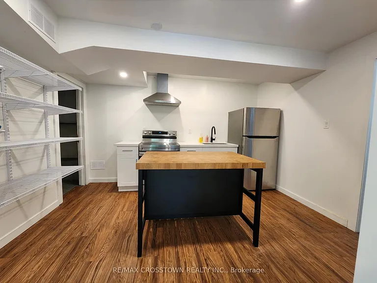 154 Simcoe St #BASEMENT — Photo 5