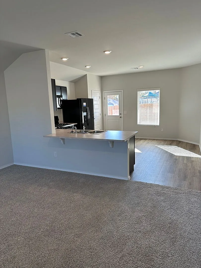 Pre-Leasing Now! Discover Comfortable Living in This 3-Bedroom, 2-Bath Home in Shadow Valley — Photo 4