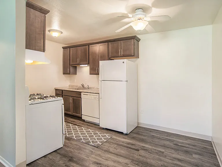 Sunflower Apartments — Photo 16