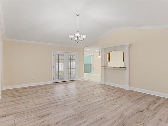 3rd image of 957 Kingsway Dr E