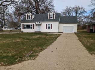 821 Walnut St, Hopedale, IL 61747