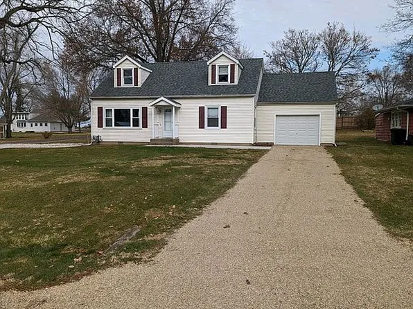 821 Walnut St, Hopedale, IL 61747