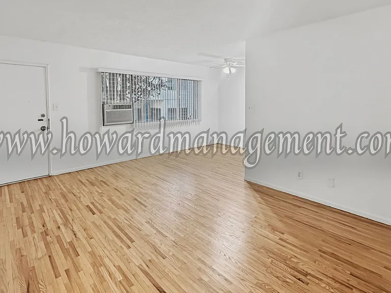 1405 Barry — Photo 3