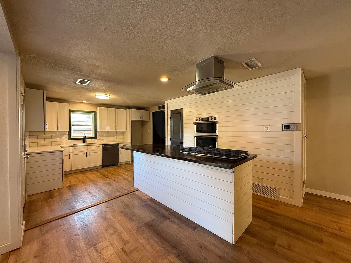3 bed, 2.0 bath, 1640 sqft, $2,099 — Photo 4