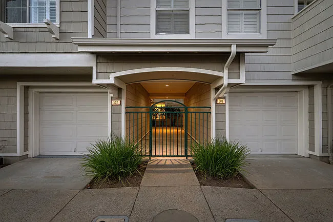 2 bed, 2.5 bath, 1425 sqft, $5,500 — Photo 2