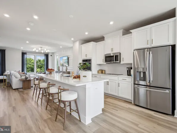 2101 Acadia Rd, Herndon, VA 20170