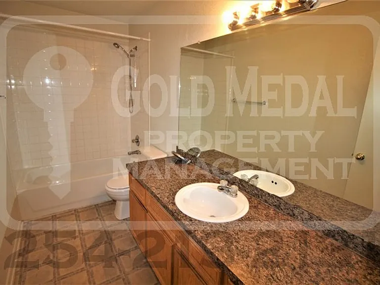 1103 Lansberry Ct — Photo 10