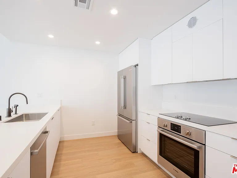 1130 N Orange Dr #301 — Photo 6