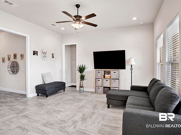5th image of 1044 Chloe St