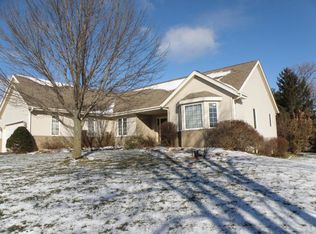 N52W26630 Arrowhead Dr, Pewaukee, WI 53072