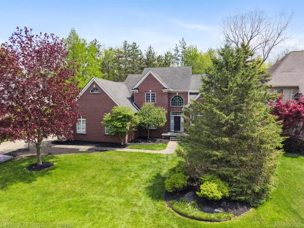 27852 Larson Ln, Farmington Hills, MI 48331