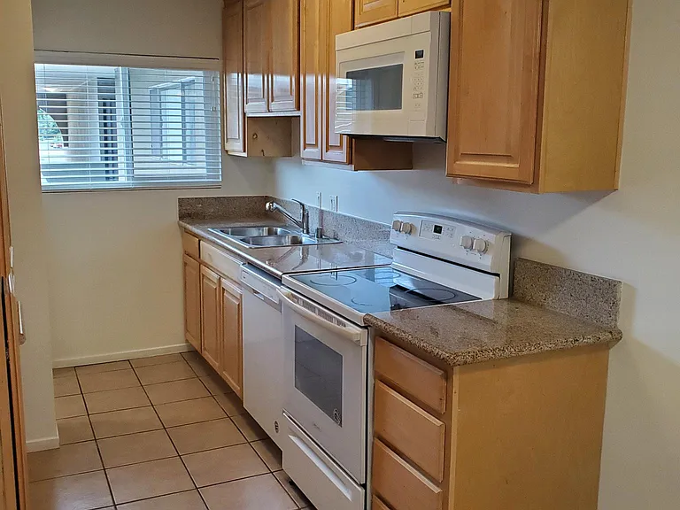 5760 Whitsett Ave #J — Photo 1