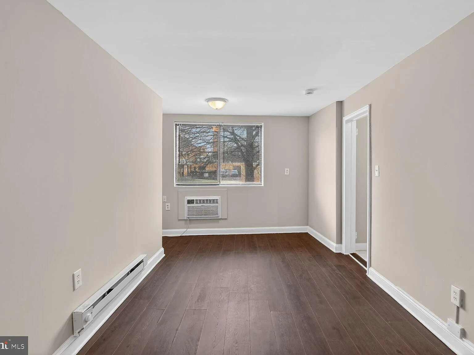 3 bed, 1.0 bath, 900 sqft, $1,900 — Photo 3