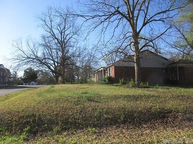 2nd image of 301 Jasmine St