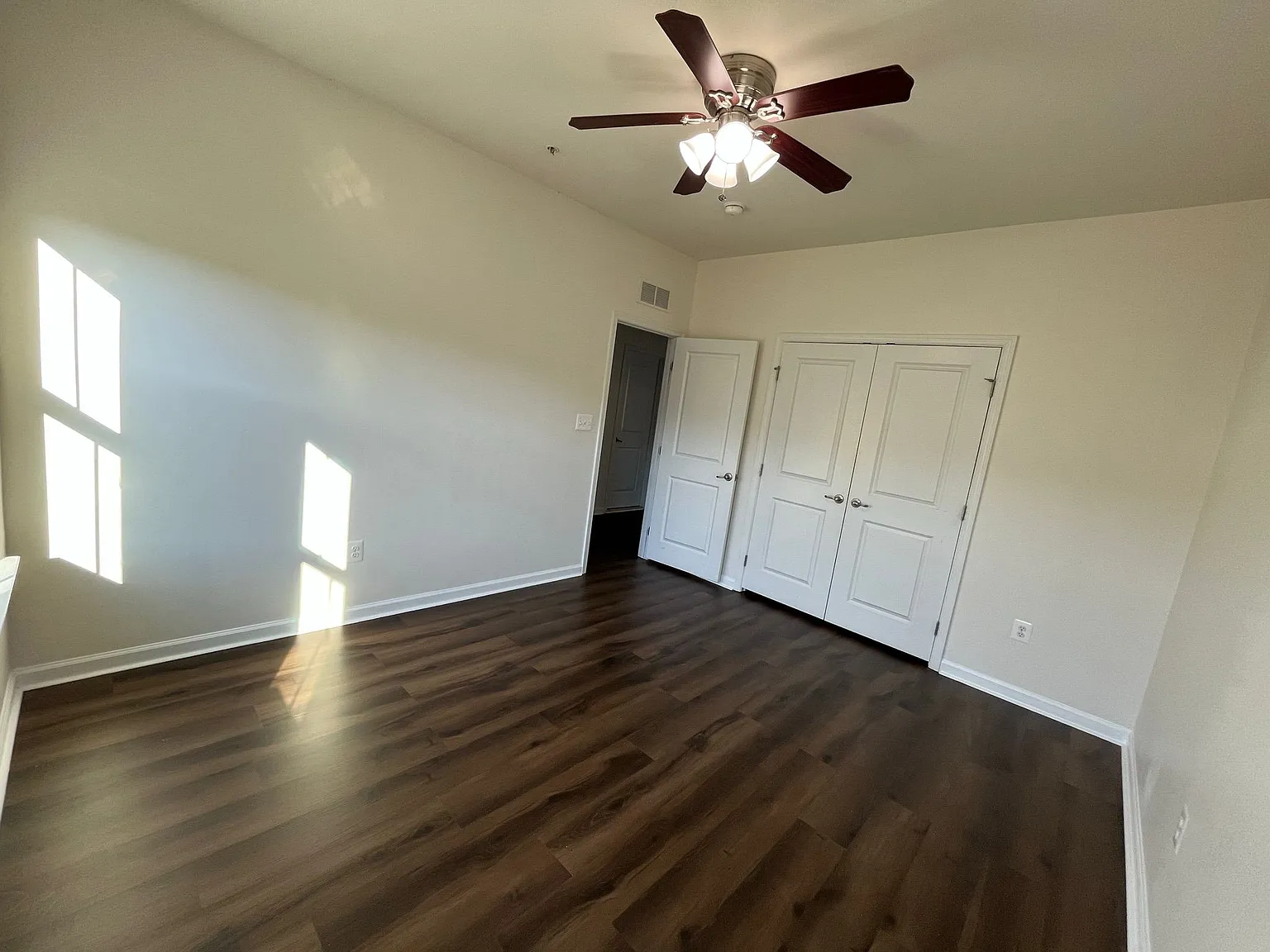 6 bed, 4252 sqft, $4,500 — Photo 2