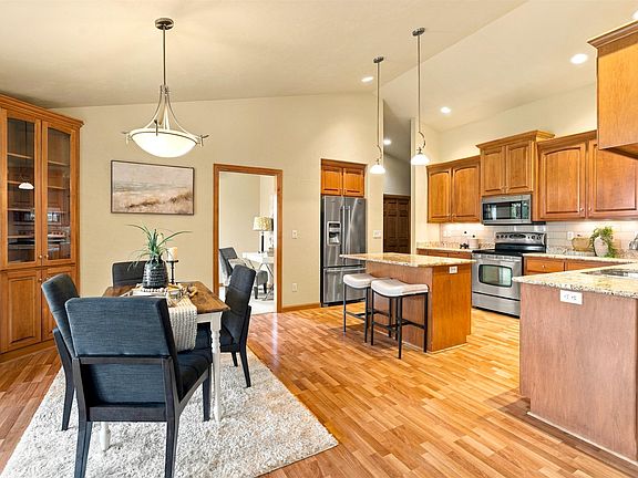 5th image of 76 Penbrook Cir