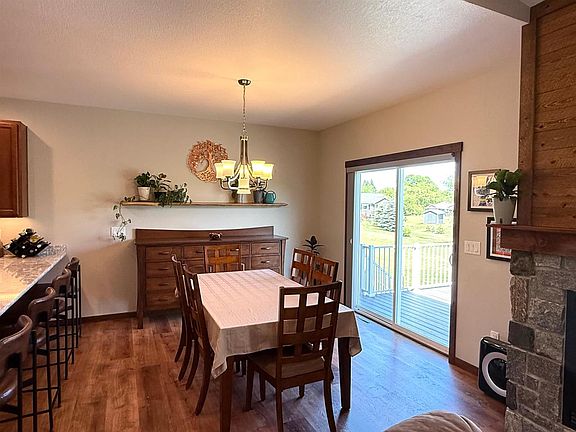 3rd image of 711 MEADOW RIDGE LANE