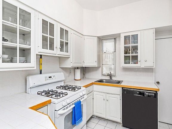 3rd image of 428 E 9th St APT 10
