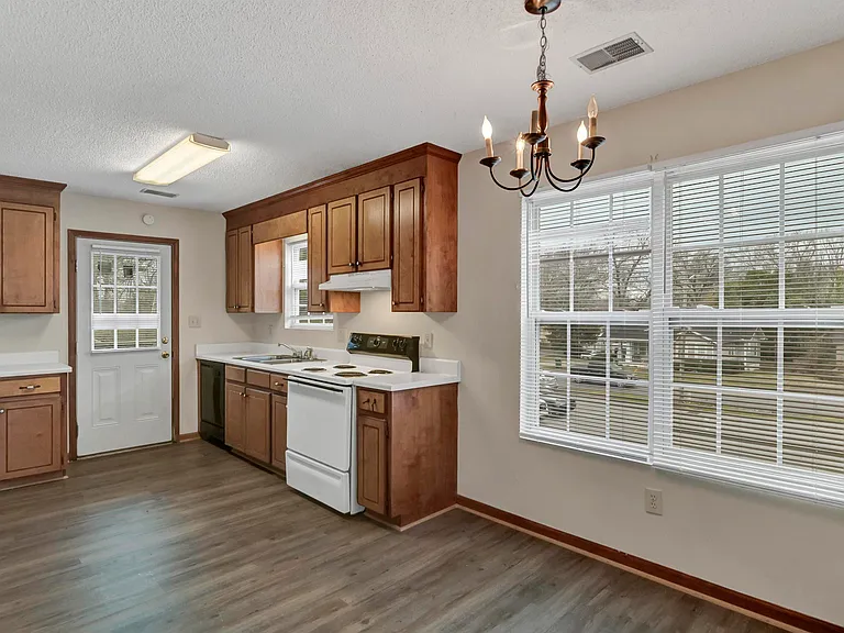 122 Hazelwood Ct — Photo 11