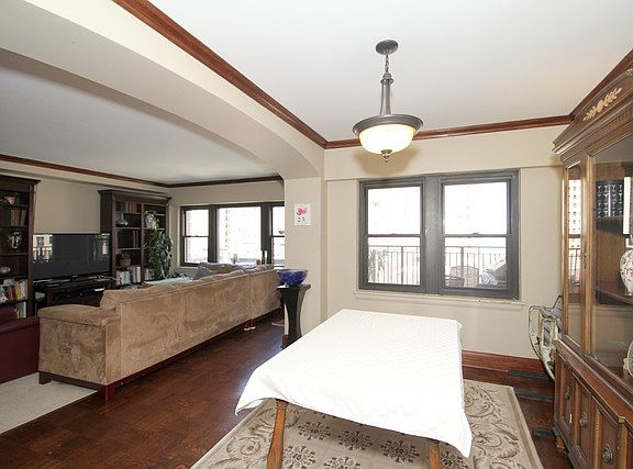 5th image of 1350 N Astor St APT 10C