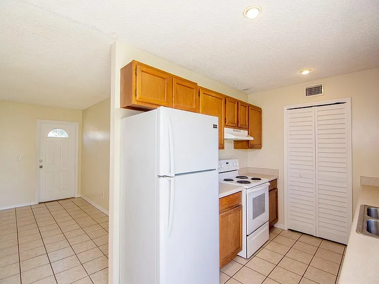 1190 SE Puritan Ln — Photo 4