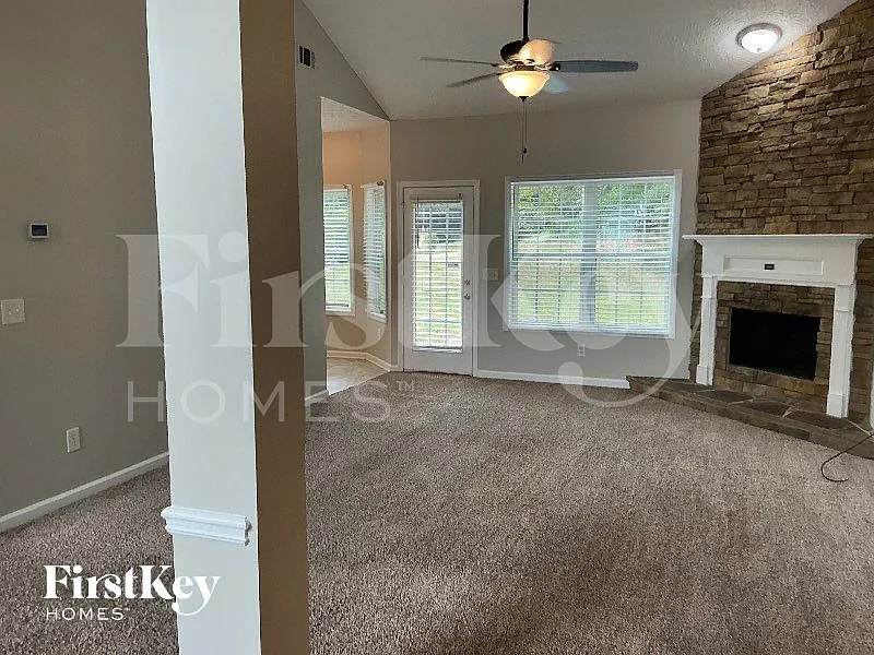 3 bed, 2.0 bath, 1634 sqft, $2,255 — Photo 2