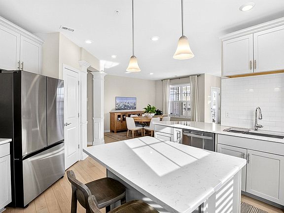 5th image of 4 Peters Farm Way #206