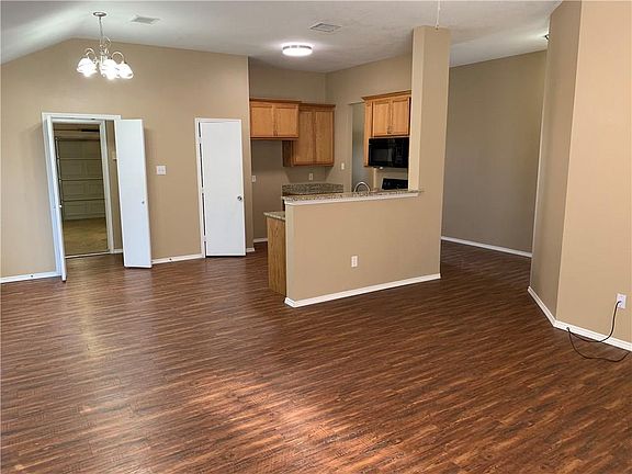 5th image of 1003 Stockton Dr