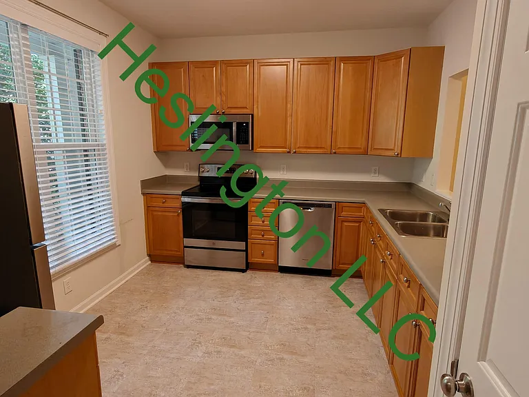 205 Sir William Ln — Photo 4