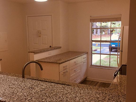 5th image of 1142 Thayer St