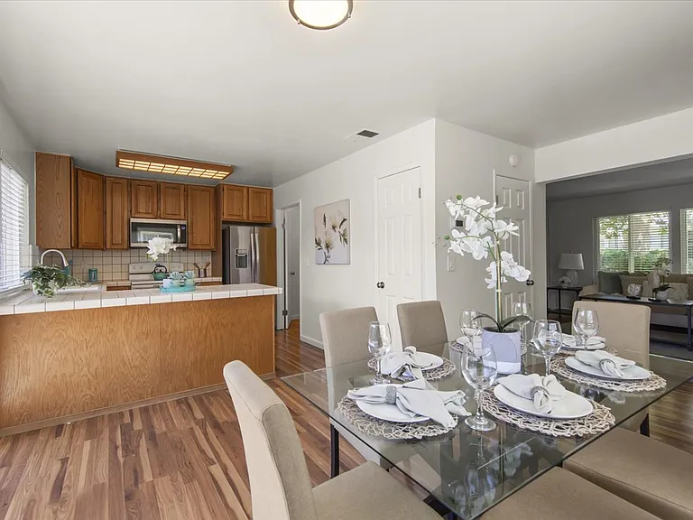 1811 Queen Victoria Way — Photo 7