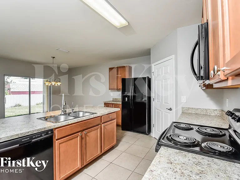 533 NW 13th Ter — Photo 6