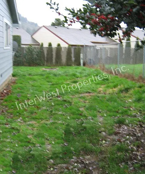 1040 W Powell Blvd — Photo 13