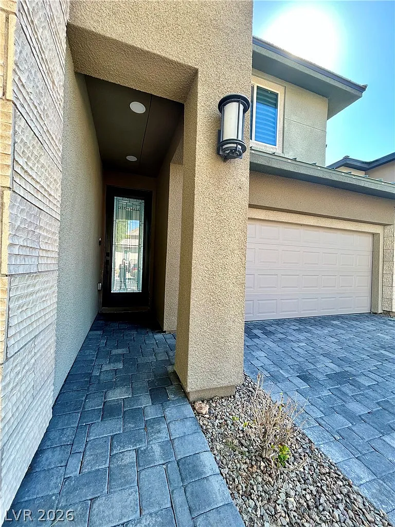 3 bed, 2.5 bath, 2564 sqft, $3,900 — Photo 2