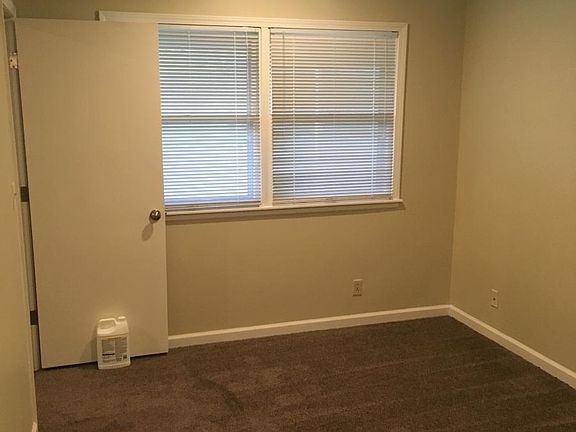 9.5'x11.5 lower level bedroom