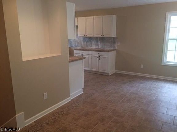 4th image of 279 Herring St