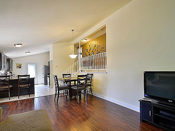 5th image of 411 Blackhawk Ave