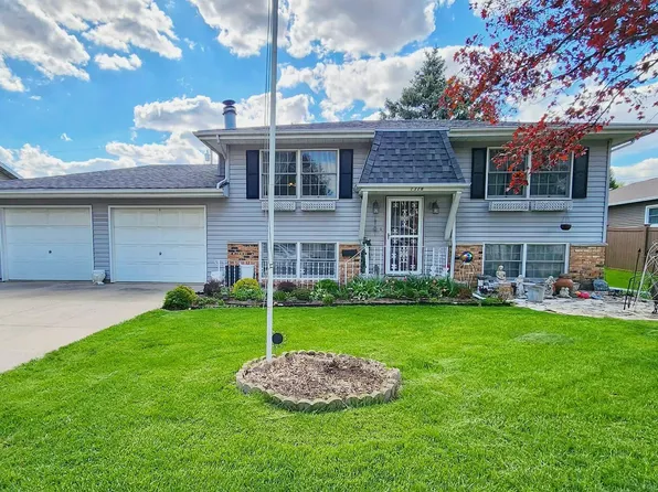 1328 N 5th St, Manchester, IA 52057