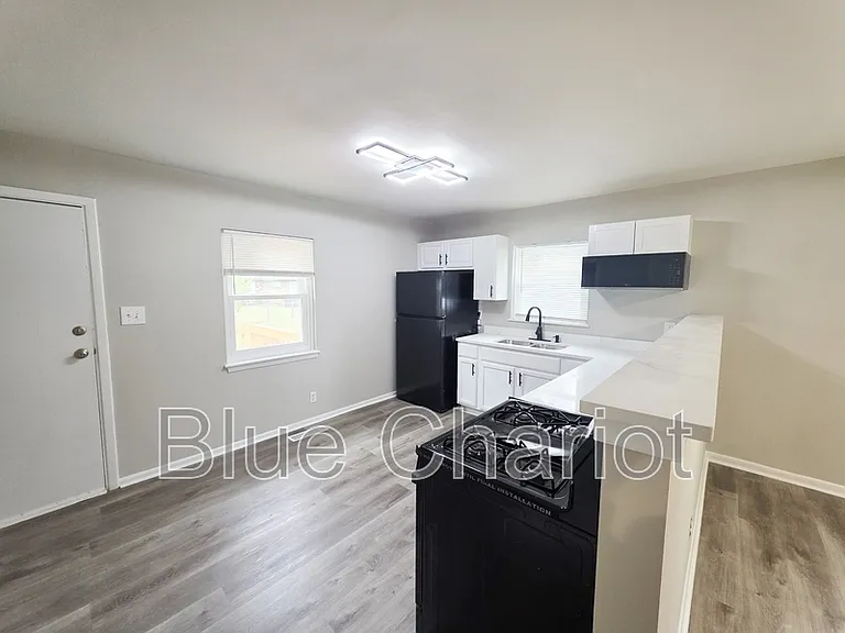837 Waring St — Photo 11