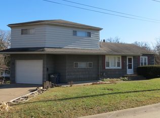 809 24th St, Bettendorf, IA 52722