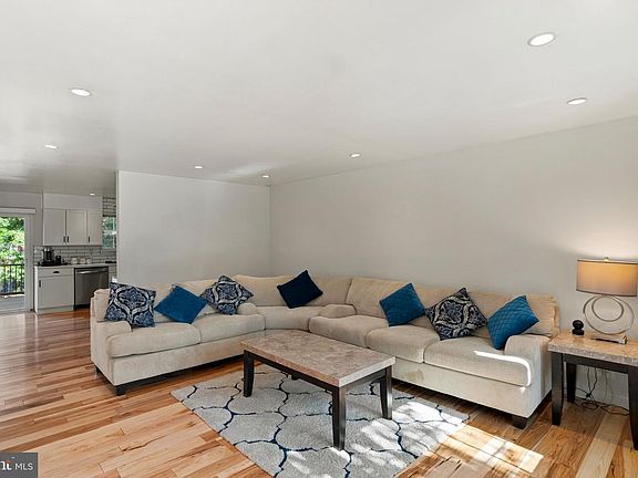 4th image of 1066 Travis Ln