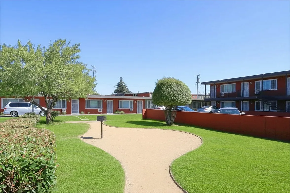 Delta Court Apartments — Photo 3