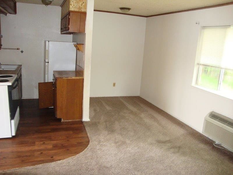 2nd image of 1402 Woodbine St